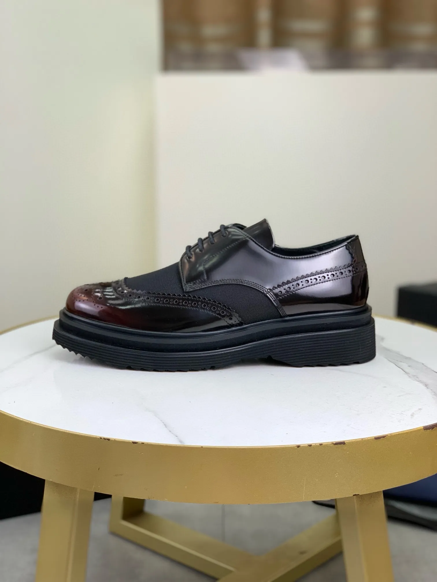 Factory price P880 💰Original quality, top version🔱 ＰＲＡＤＡPrada. Men's business casual leather shoes, top quality products. 1:1 shipment⬆️Luxurious and noble👞All imported original brand fabrics, just to create a more comfortable wearing experience. Upper: Original comfortable open edge bead-rubbed calf leather➕Top imported water-dyed full cow lining, original lightweight and comfortable TPU foam combination bottom✔️Code number: 39-44 (38.45 can be customized)